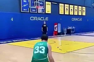 还有这手呢？克莱以前模仿伯德运球投篮的视频！这波模仿的像吗？