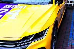 球迷晒视频：在路边遇到科比车衣 真的好帅！