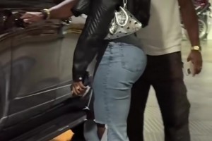 肉感身材！比赛结束米切尔和歌手女友可可琼斯离开球馆