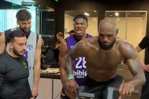 不输年轻人啊💦老詹踩动感单车，这身体状态真猛啊！